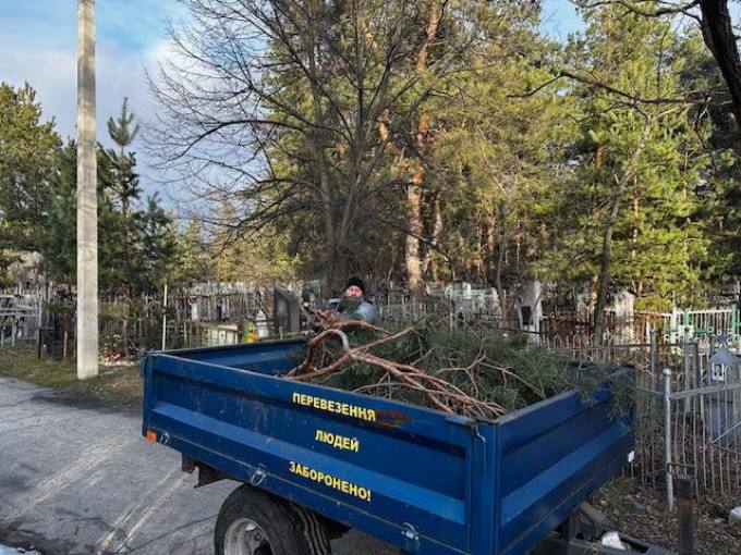 комунальники Харкова взимку наводять лад на міських кладовищах